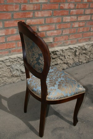 На сиденье и спинке заменили поролон и ватин.