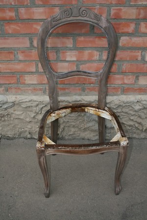 Переклеен, снят лак.